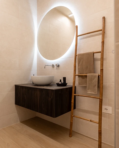 Bagno con finiture scure – Castelnuovo del Garda