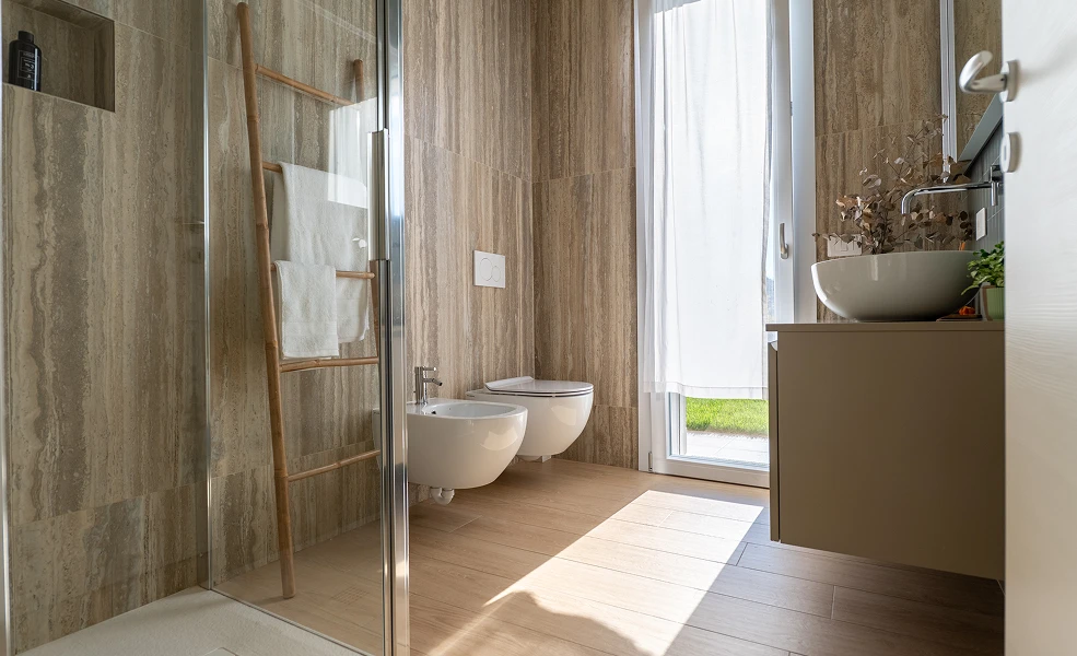 Bagno verde con lavabo bianco – Castelnuovo del Garda