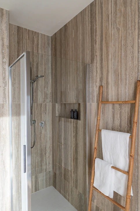 Doccia a incasso con rivestimento – Castelnuovo del Garda
