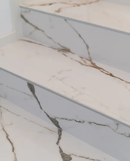Scale rivestite in gres porcellanato bianco